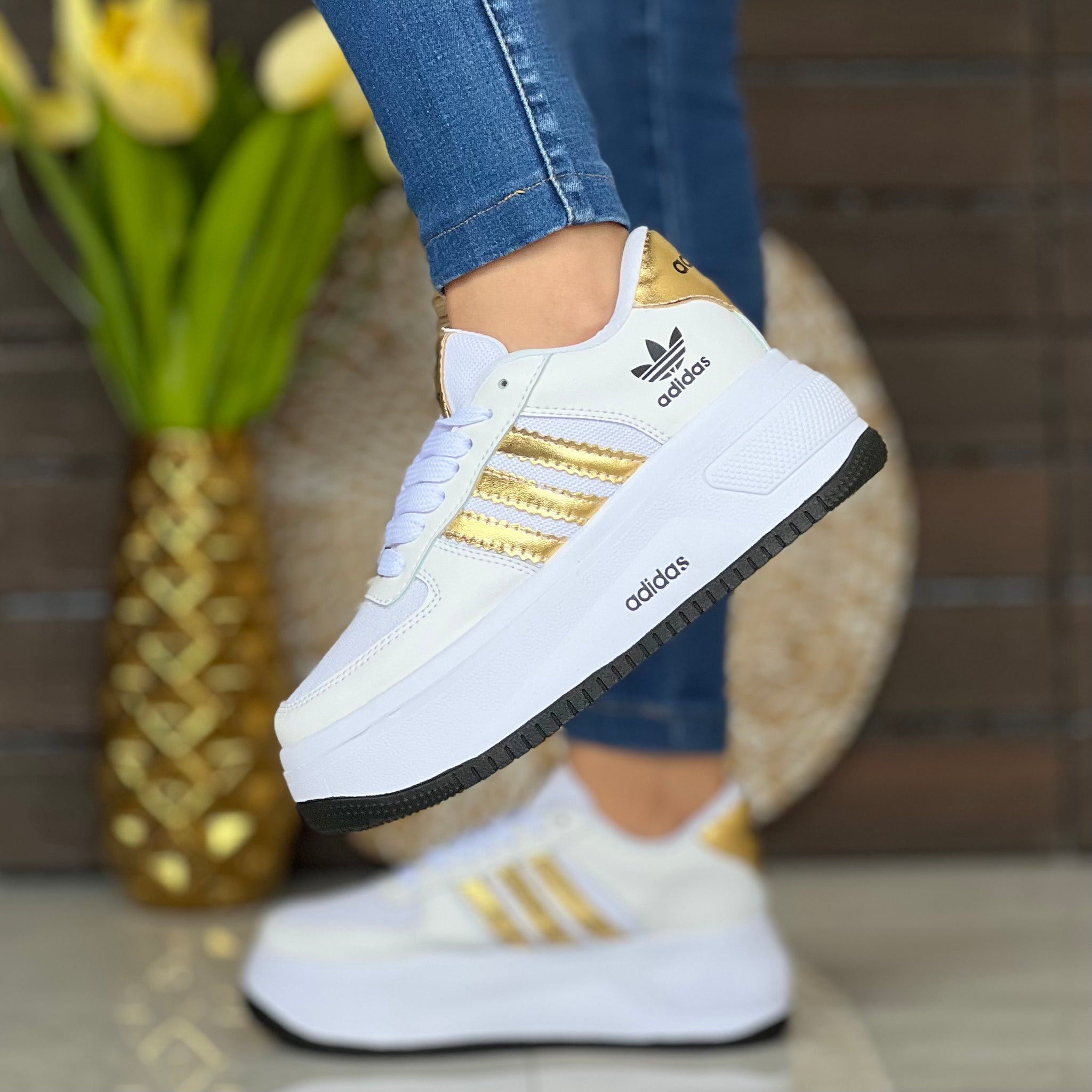 Tenis adidas blanco con dorado online